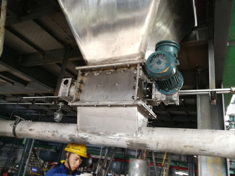 江蘇某化工企業-塊狀環醇破碎定量投加設備投入生產?。。? class="intro-info-img " height=